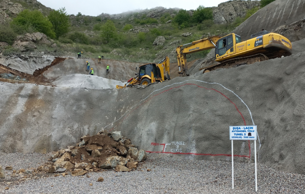 Yenidən qurulan Xankəndi-Şuşa-Laçın yolu üzərində 4 tunel, 2 körpü inşa olunacaq