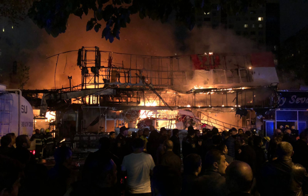 “Ağ çiçəyim” gül mağazasında yanğın