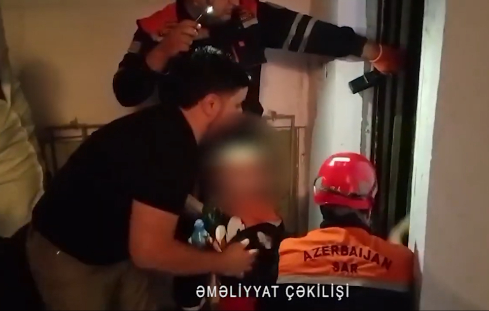 Liftdə köməksiz qalan 3-ü azyaşlı olmaqla 5 nəfər xilas edilib