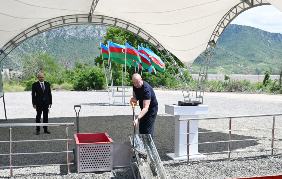 Le président Ilham Aliyev pose la première pierre du bourg de Mindjivan de la région de Zenguilan