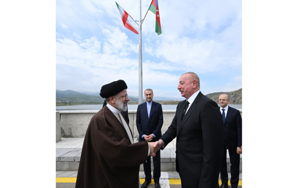 Präsident Ilham Aliyev und Präsident Seyyed Ebrahim Raisi treffen sich an der Staatsgrenze zwischen Aserbaidschan und Iran