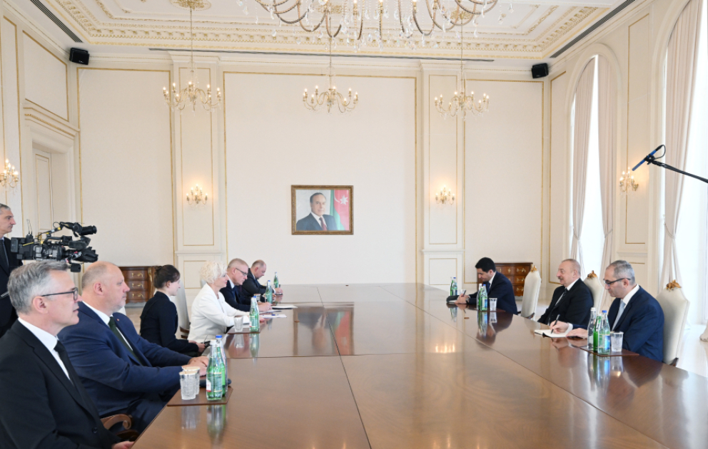 Präsident Ilham Aliyev empfängt lettische Delegation um Parlamentsvorsitzende