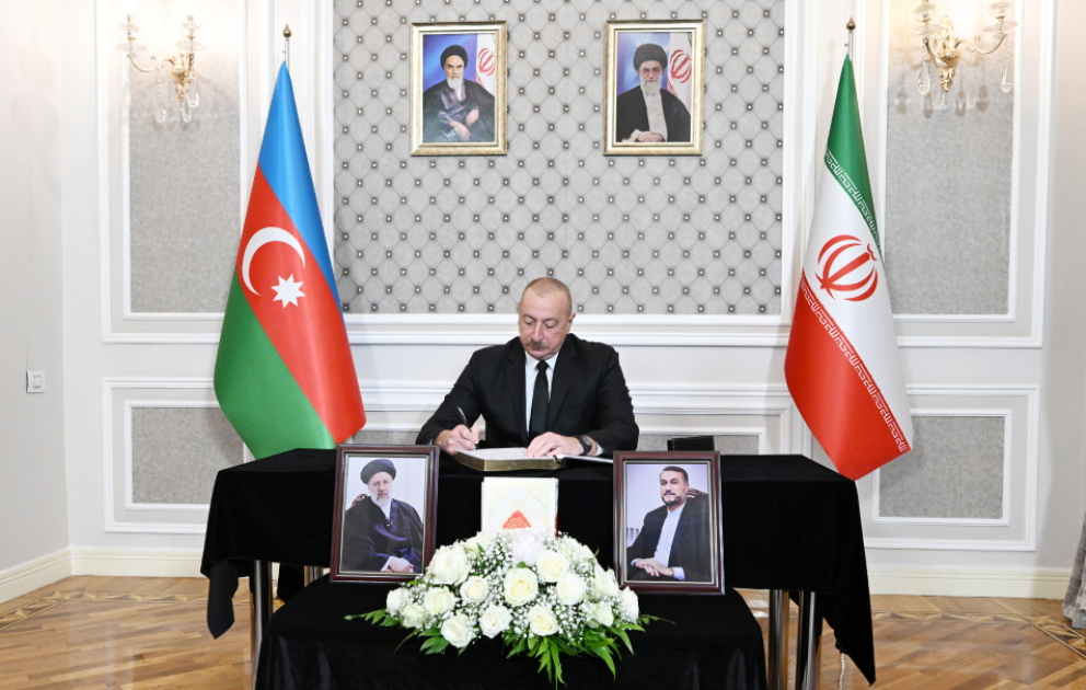 Präsident Ilham Aliyev besucht iranische Botschaft in Aserbaidschan und drückt sein Beileid zum Tod von Präsident Raisi bei Hubschrauberabsturz aus