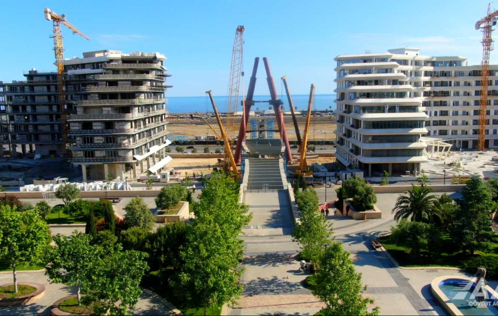 Bakıda piyadalar üçün körpü inşa edilir