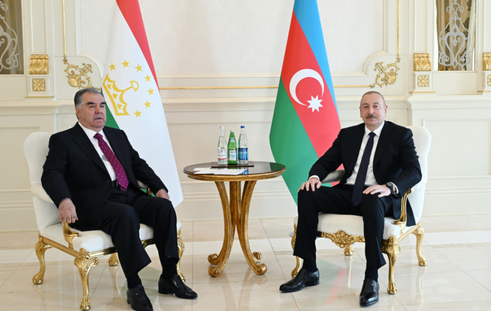 Präsident Ilham Aliyev und Präsident Emomali Rahmon treffen sich zu Vier-Augen-Gespräch in Baku