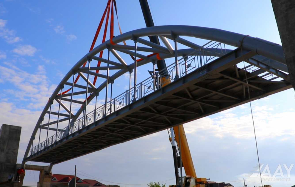 Yeni yerüstü piyada keçidinin tikintisi davam edir