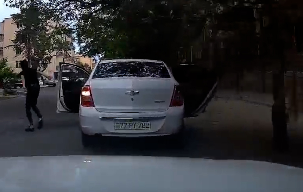 Polis avtomobil qaçıranları təqib edərək saxladı