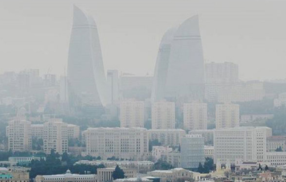 В Баку сохраняется пыльный туман