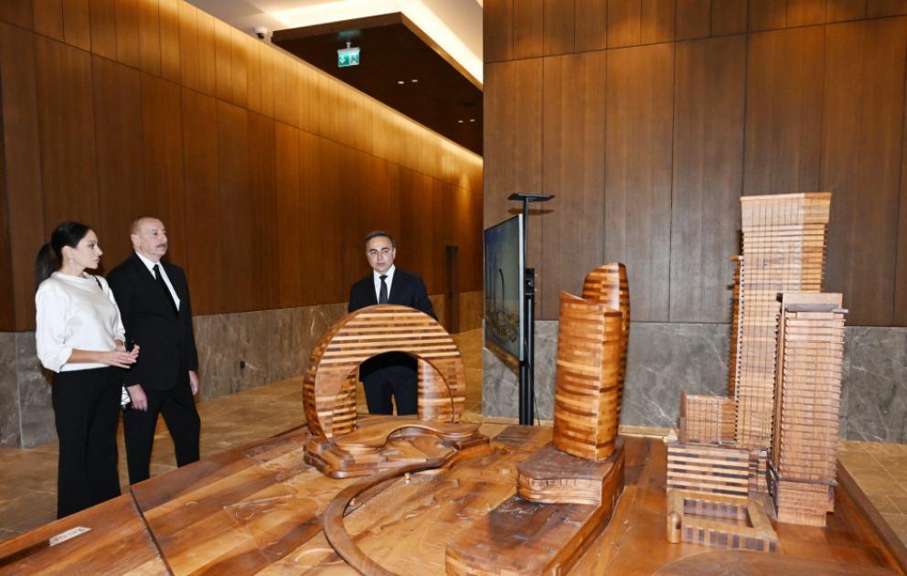 Präsident Ilham Aliyev und First Lady Mehriban Aliyeva nehmen an Präsentation des Projekts “Crescent Bay“ teil und weihen Einkaufszentrum "Crescent Mall“ ein