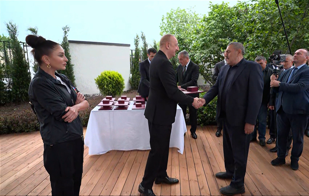 Präsident Ilham Aliyev und First Lady Mehriban Aliyeva trefen sich mit Bewohnern, die nach Chodschali gezogen sind