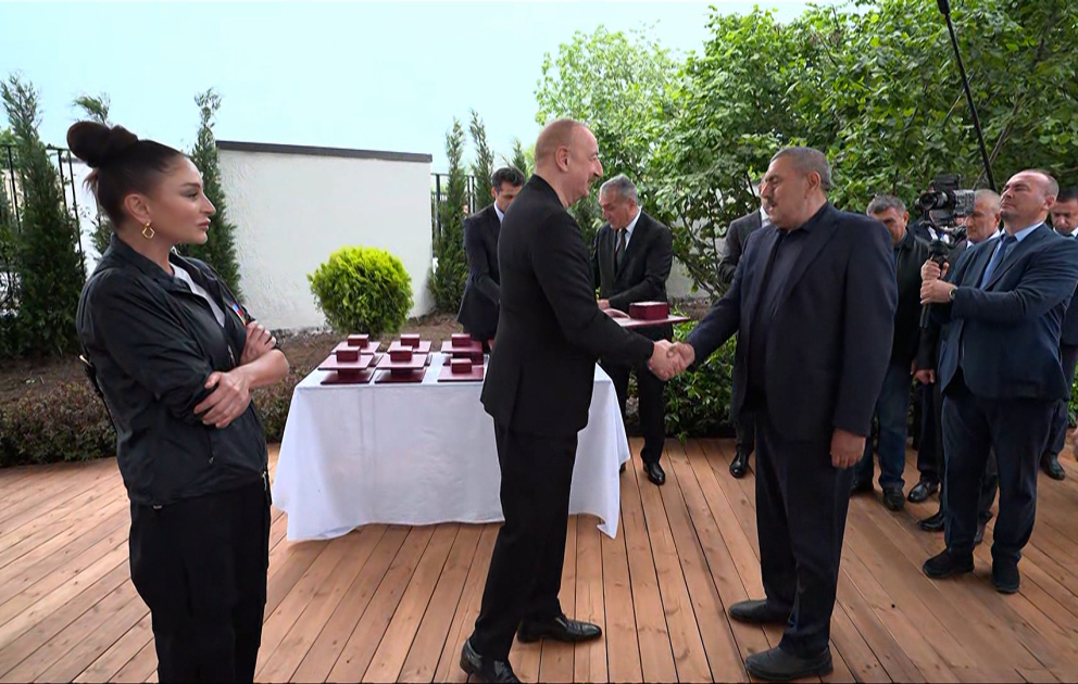 Le président Ilham Aliyev et son épouse Mehriban Aliyeva rencontrent les résidents relogés à Khodjaly