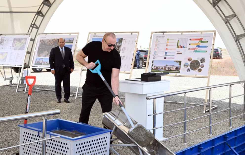 Präsident Ilham Aliyev legt Grundstein für Dorf Taghibeyli in Agdam