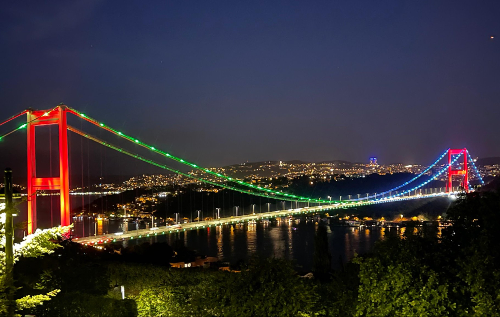 İstanbulda körpülər Müstəqillik Günü münasibətilə Azərbaycan bayrağının rəngləri ilə işıqlandırılıb