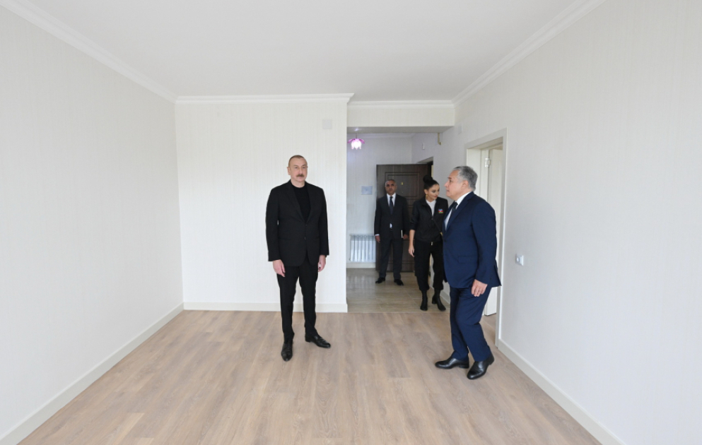Prezident İlham Əliyev və birinci xanım Mehriban Əliyeva Xocalı şəhərində 15 çoxmənzilli binada təmir və yenidənqurmadan sonra yaradılan şəraitlə tanış olublar