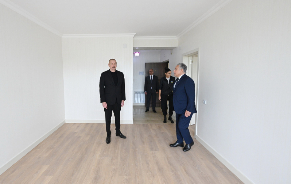 Президент Ильхам Алиев и первая леди Мехрибан Алиева ознакомились с условиями, созданными после ремонта и реконструкции в 15 многоквартирных зданиях в городе Ходжалы