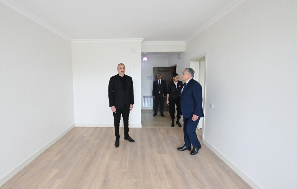 Chodschali: Präsident Ilham Aliyev und First Lady Mehriban Aliyeva inspizieren nach Renovierung in 15 Mehrfamilienhäusern geschaffene Bedingungen