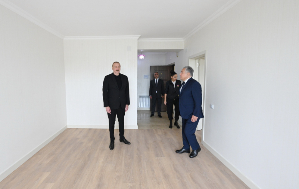 Le président Ilham Aliyev et la première dame Mehriban Aliyeva inspectent quinze immeubles réparés et rénovés à Khodjaly