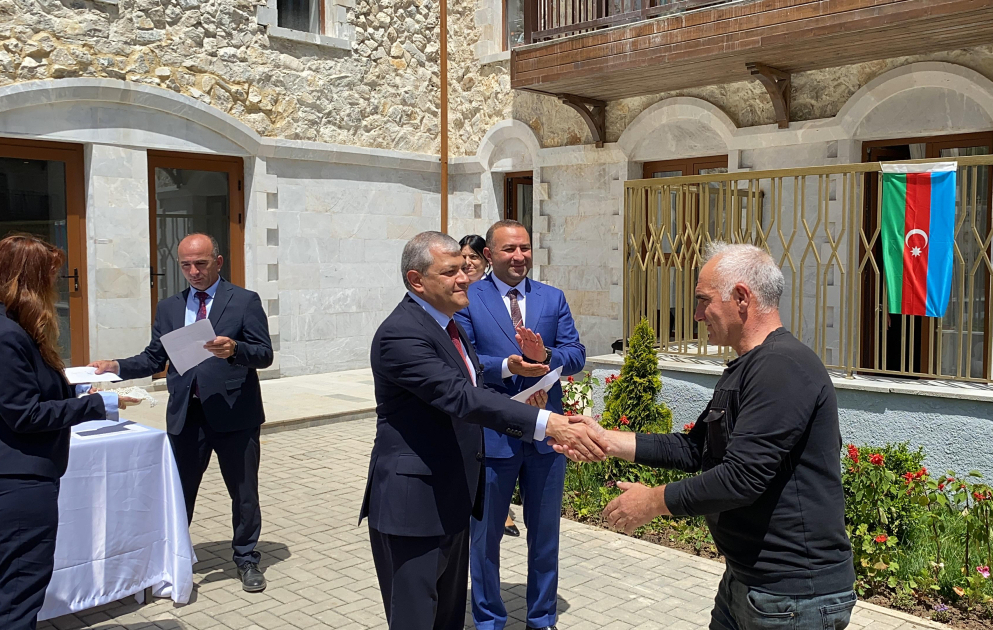 AZƏRTAC XƏBƏR VERİR: Şuşaya çatan ailələrə yeni mənzillərinin açarları təqdim olunub