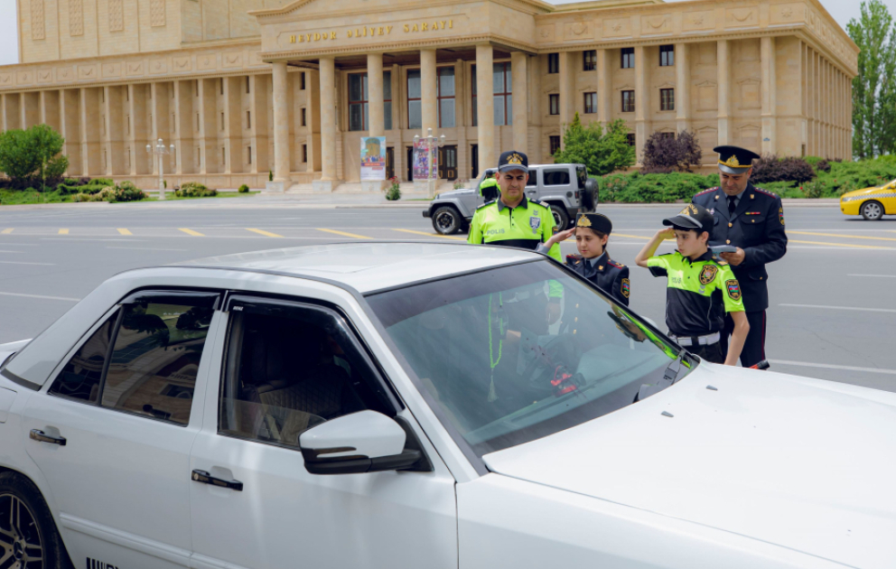 Naxçıvanda polislər uşaqlara bayram sevinci yaşadıblar