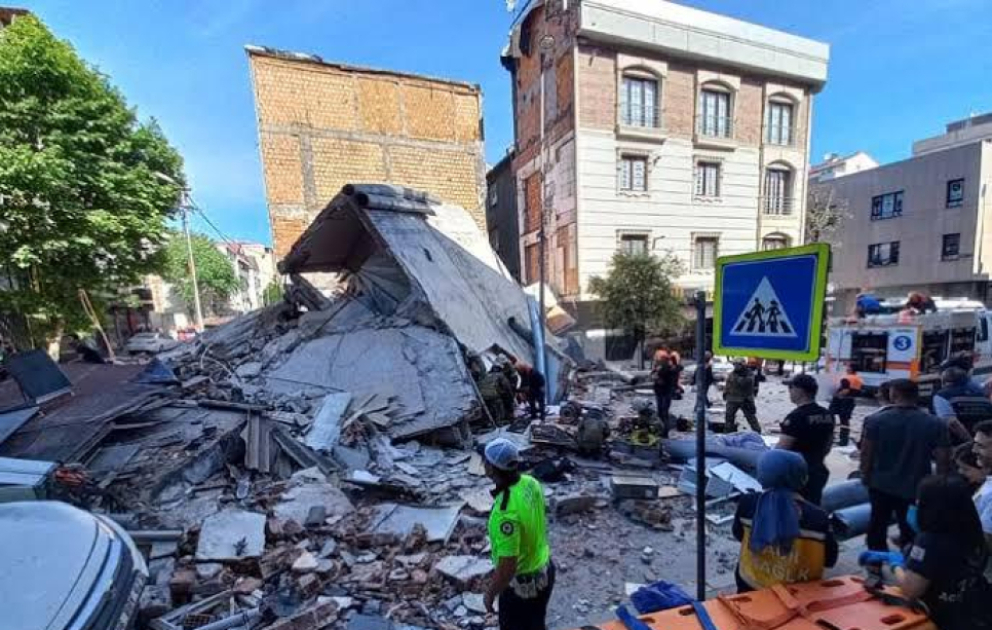 İstanbulda çökən binada axtarış-xilasetmə işləri başa çatdırılıb