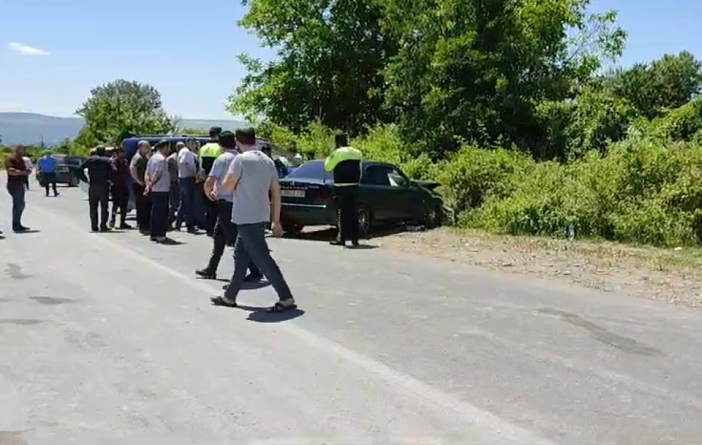 Şəkidə iki avtomobil toqquşub, xəsarət alanlar var