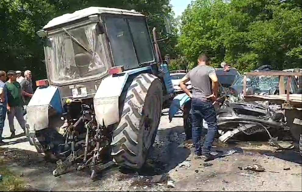 Qaxda minik avtomobili traktorla toqquşub