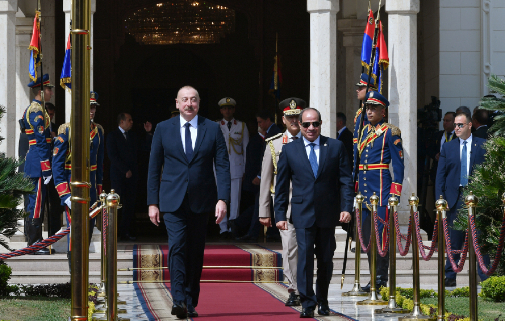 Cérémonie d’accueil officiel du Président azerbaïdjanais en Egypte