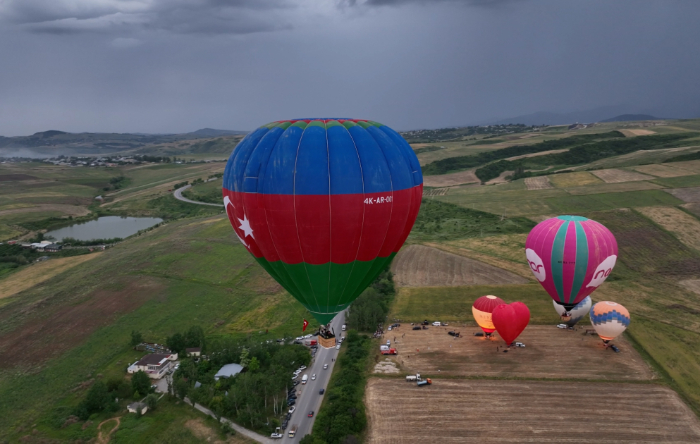 Le Festival de Ballons se déroule à Chamakhy