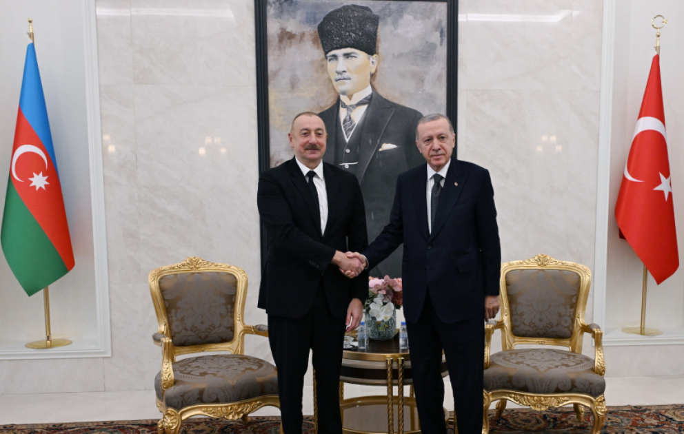 Aserbaidschanischer und türkischer Präsident treffen sich am Flughafen Ankara Esenboga