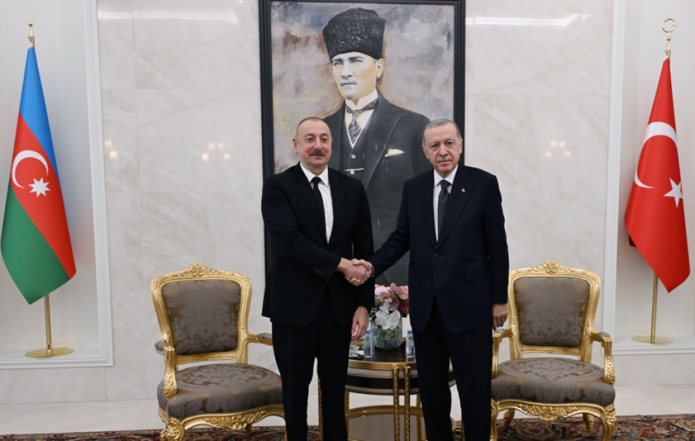 Les présidents azerbaïdjanais turc s’entretiennent à l’Aéroport d’Ankara Esenboga