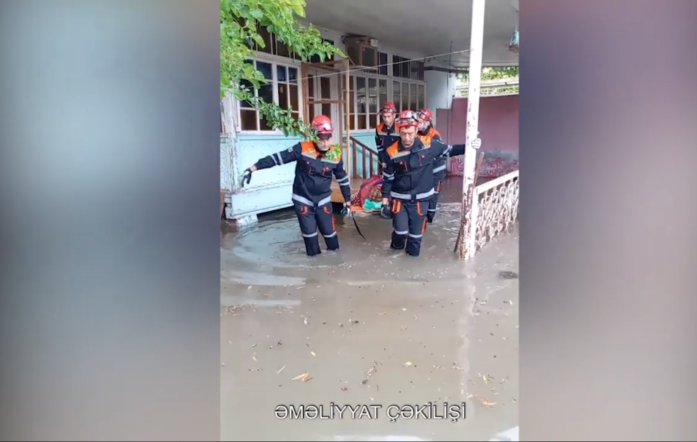 Yevlax və Mingəçeviri su basıb: FHN vətəndaşları təxliyyə edir