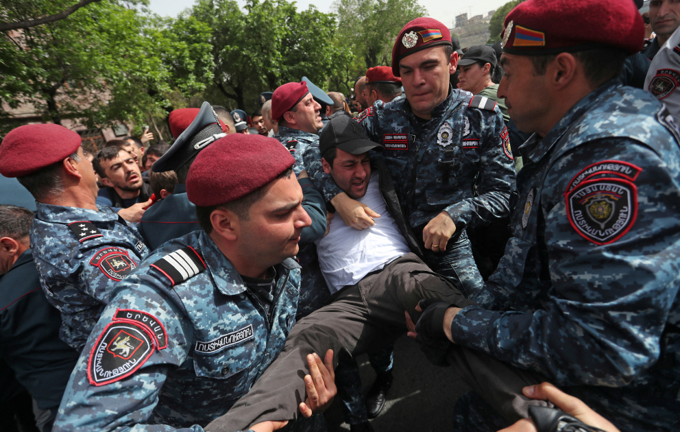 Ermənistan parlamentinin binası önündəki toqquşmalarda 101 nəfər yaralanıb