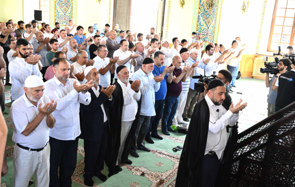 Təzəpir məscidində bayram namazı qılındı