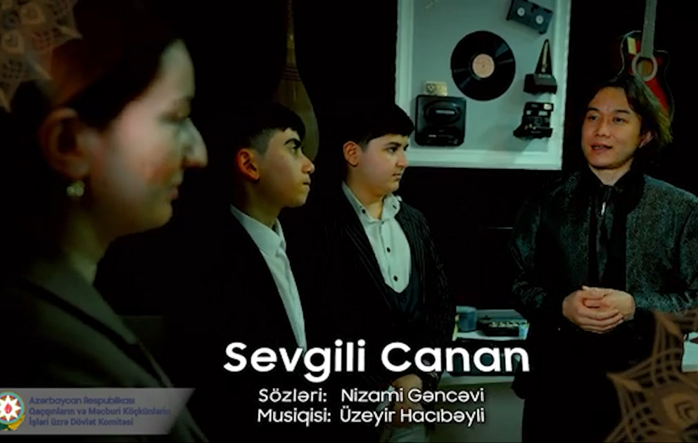 Yaponiyalı müğənni məcburi köçkün uşaqlarla birgə “Sevgili canan” oxuyub