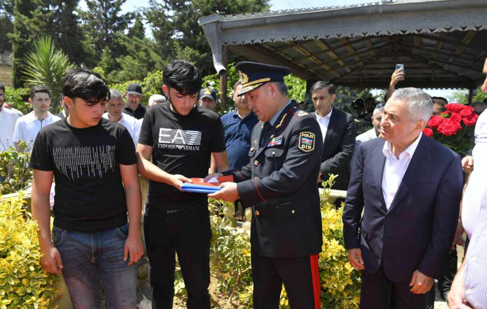 AZƏRTAC XƏBƏR VERİR: Silahlı müqavimət nəticəsində həyatını itirən polislər torpağa tapşırıldı