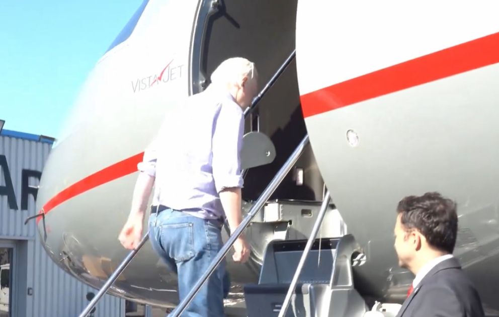Julian Assange released and boards plane in London