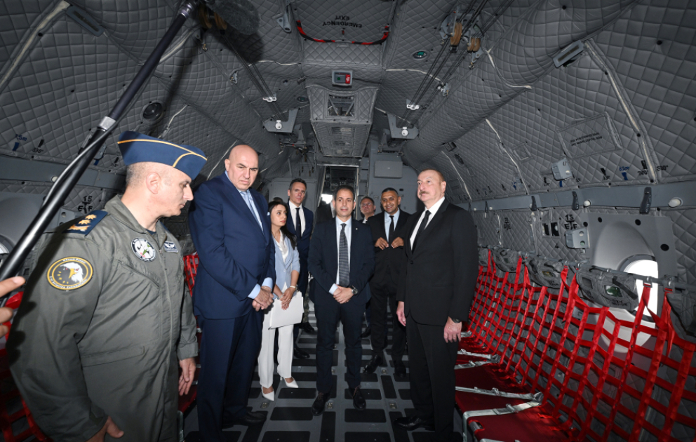 Un avion de transport militaire produit par le groupe italien Leonardo est présenté au président Ilham Aliyev