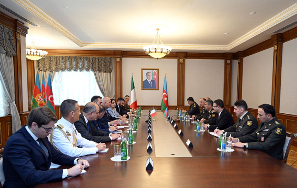 Azerbaijan Defense Minister meets with Italian counterpart