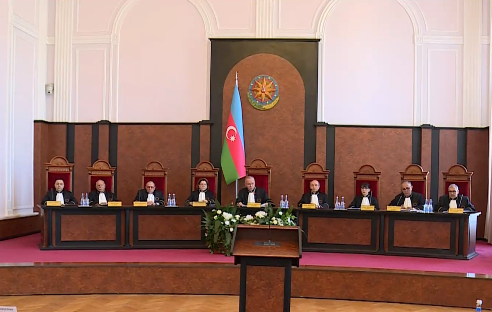 Пленум Конституционного суда рассматривает запрос Президента о соответствии Конституции роспуска Милли Меджлиса Конституции