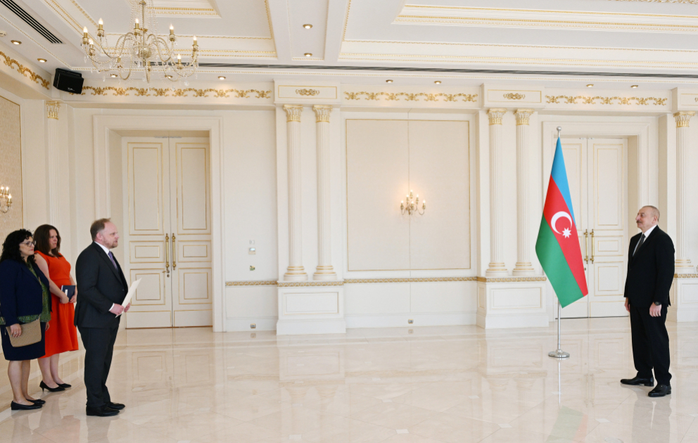 Prezident İlham Əliyev ölkəmizdə yeni təyin olunmuş səfirlərin etimadnamələrini qəbul edib