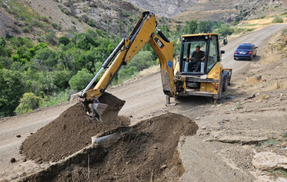 Ordubadın Tivi-Biləv kənd avtomobil yolunda yaranmış problem aradan qaldırılır