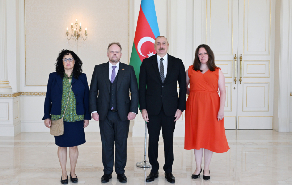 Prezident İlham Əliyev Kanadanın ölkəmizdə yeni təyin olunmuş səfirinin etimadnaməsini qəbul edib