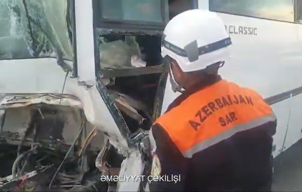 Avtomobildə sıxılı vəziyyətdə qalan  sürücü xilas edilib