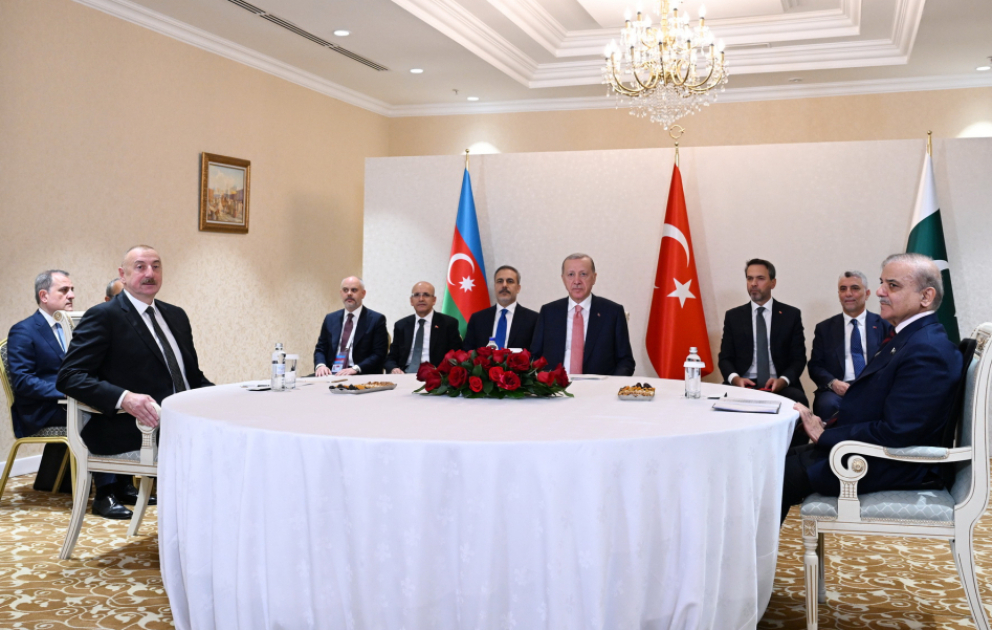 Präsident Ilham Aliyev, Präsident Recep Tayyip Erdogan und Premierminister von Pakistan Muhammad Shehbaz Sharif treffen sich in Astana