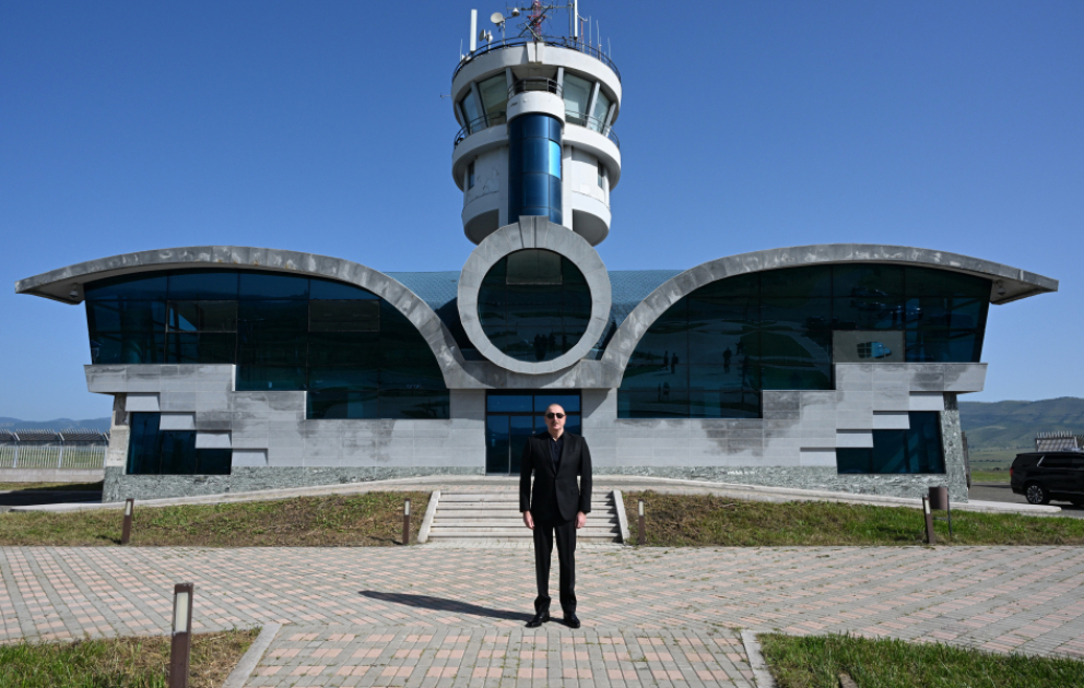 Le président Ilham Aliyev visite l’aéroport de Khodjaly