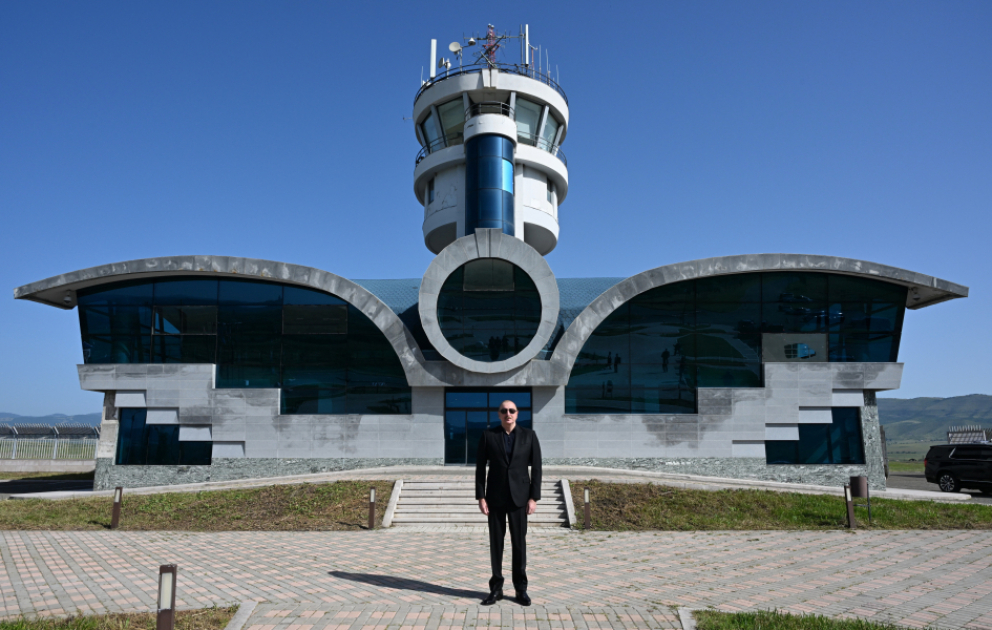 Präsident Ilham Aliyev besucht Flughafen Chodschali