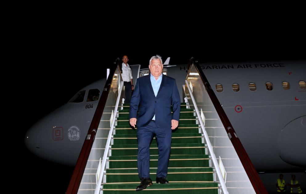 Le Premier ministre hongrois Victor Orban arrive en Azerbaïdjan