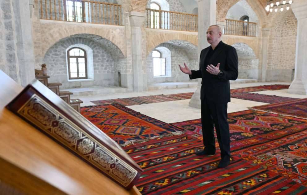 Präsident Ilham Aliyev nimmt an Wiedereröffnung der Ashaghi-Govhar-Agha-Moschee nach Restaurierung teil