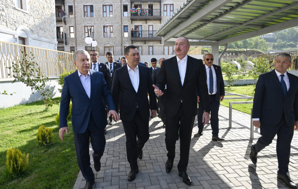 Präsidenten von Aserbaidschan, Usbekistan und Kirgisistan besuchen ersten Wohnkomplex in Schuscha, Aschaghi-Govhar-Aga-Moschee und besichtigen Stadt