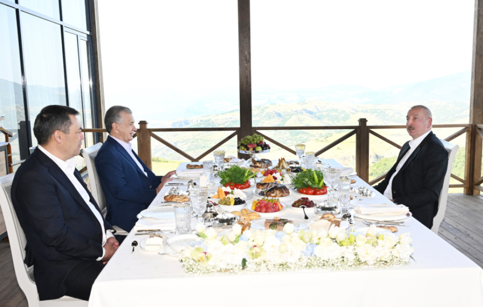 Präsident von Aserbaidschan, Usbekistan und Kirgisistan nehmen an informellem Abendessen in Schuscha teil